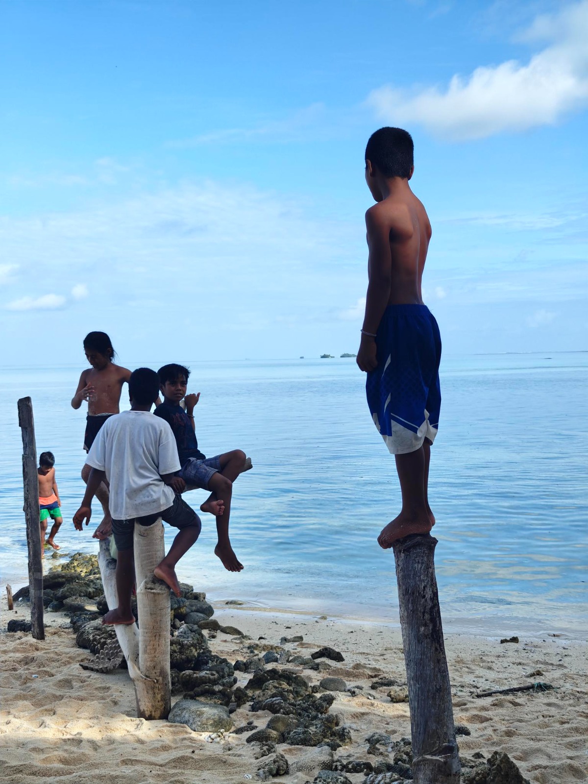 Children at Bikati, Butaritari atoll