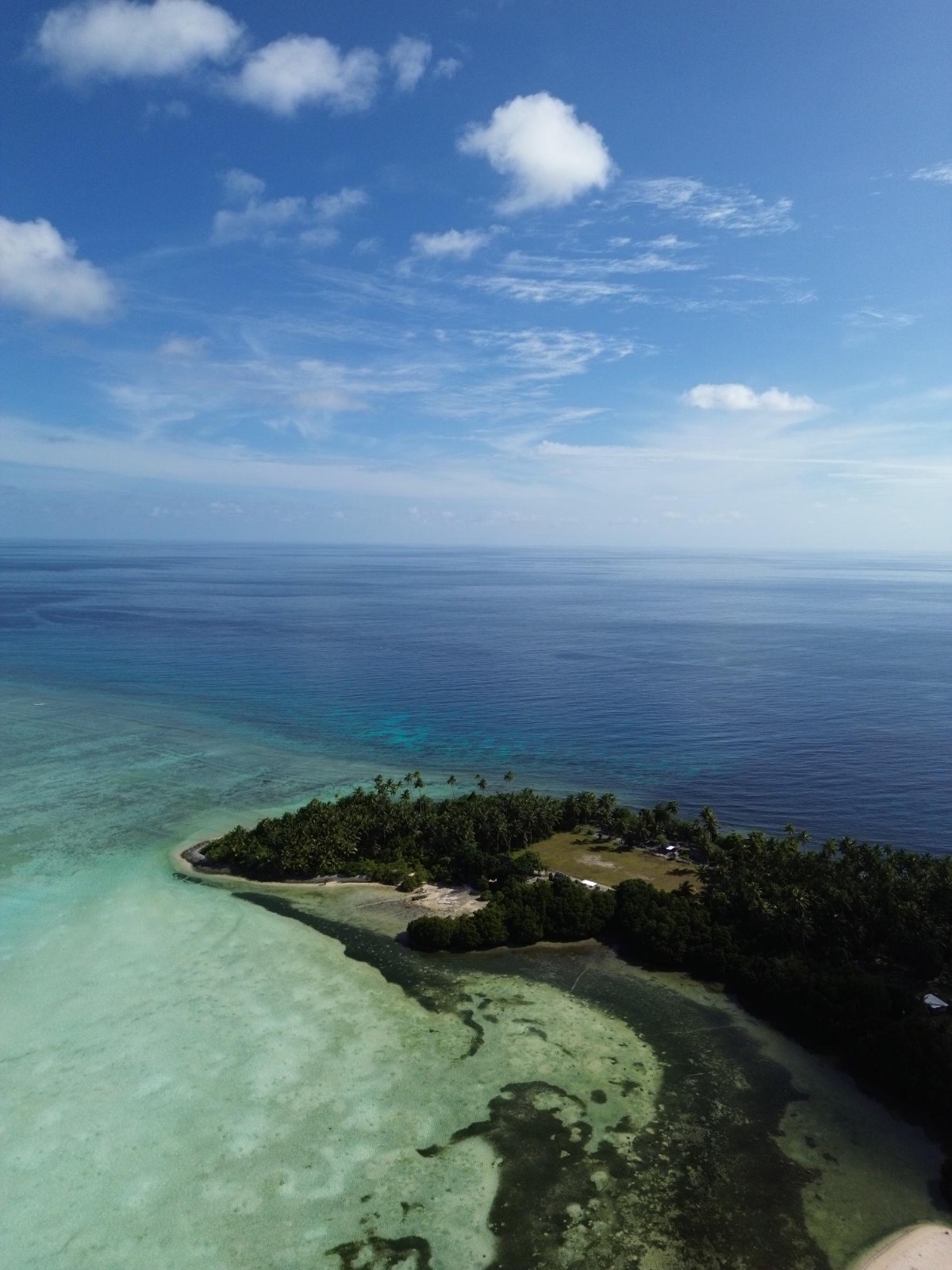 Meeting of ocean and lagoon sides at Bikati islet, Butaritari atoll