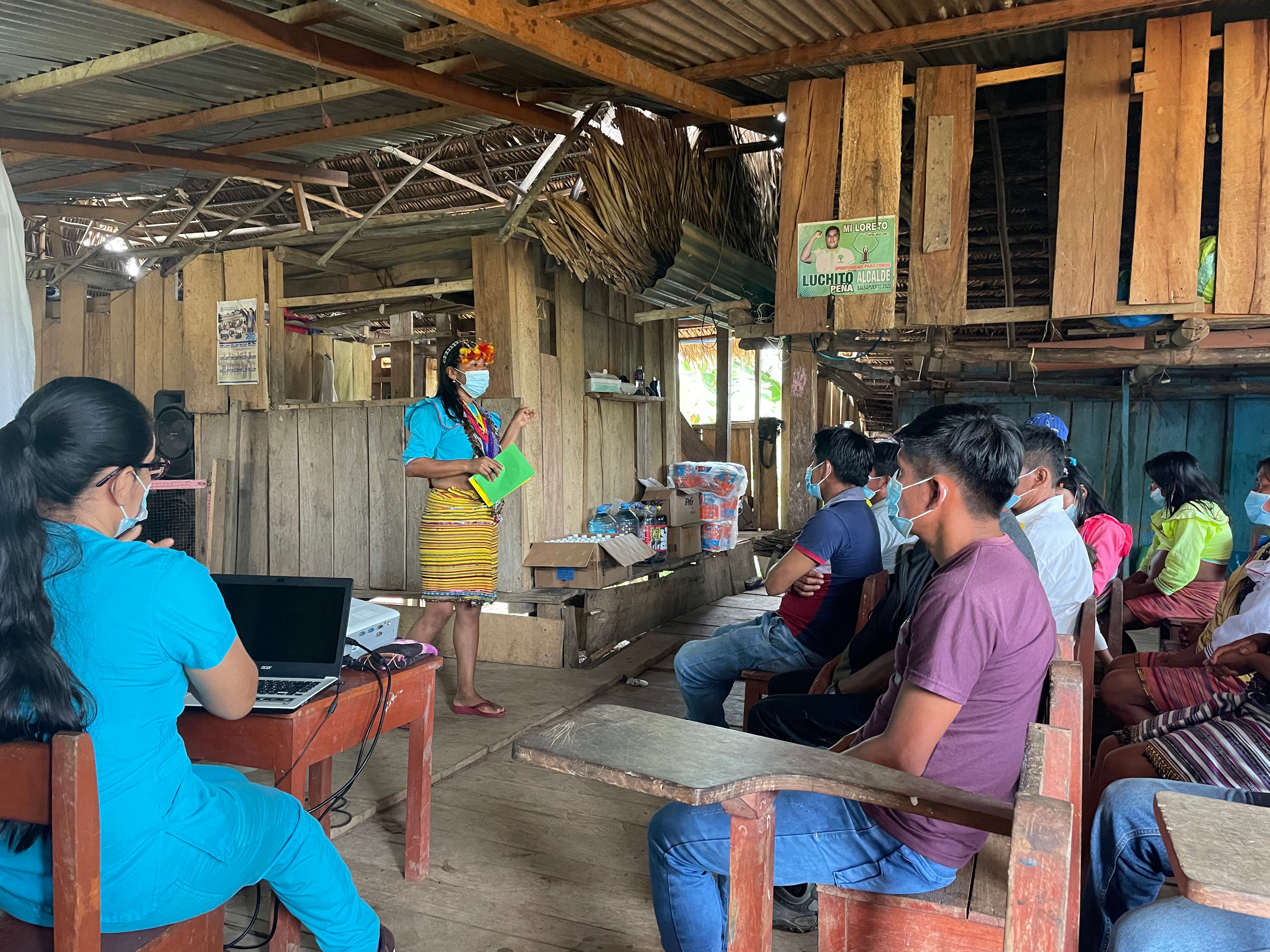 Shawi woman in a benefit workshop. By Valeria Morales