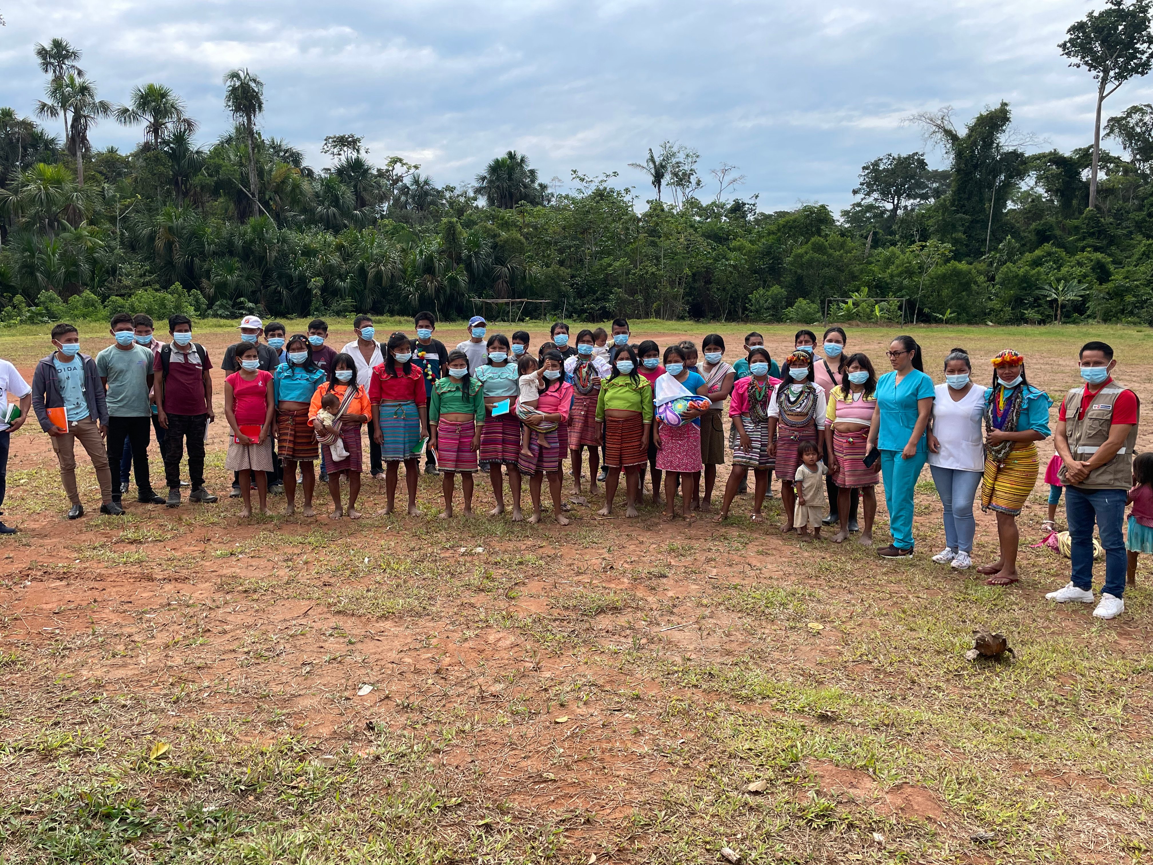 Shawi participants and COVID Observatories facilitators in  the benefit workshop. By Valeria Morales